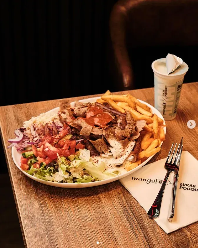 La especialidad de la casa en el restorán de Lukas Podolski. (Captura Instagram Mangal Döner).