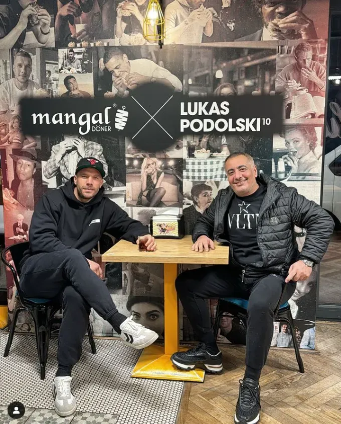 Lukas Podolski en una de las sucursales de Mangal Döner. (Captura Instagram).