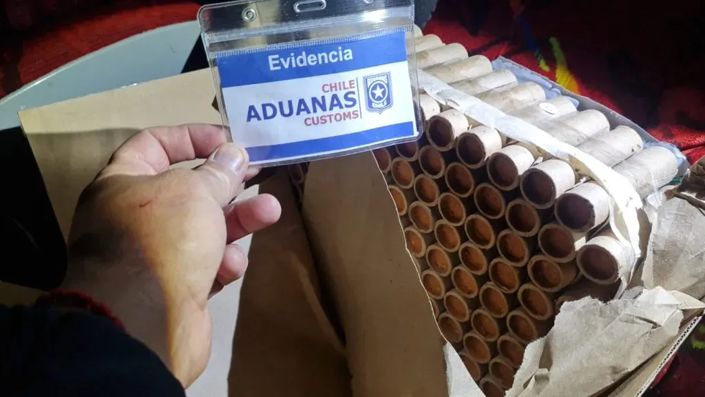 Parte de los fuegos artificiales incautados a hinchas de Godoy Cruz (Servicio Nacional de Aduanas)