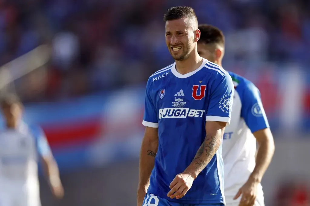 JugaBet está presente en la camiseta de Universidad de Chile por las próximas tres temporadas. Foto: Photosport.