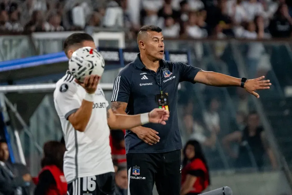 Jorge Almirón logró su primer objetivo dirigiendo a Colo Colo al pasar de fase en esta Copa Libertadores 2024. | Foto: Guillermo Salazar.