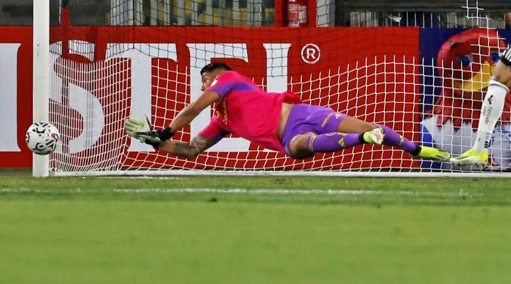 Brayan Cortés se mandó buenas atajas para la clasificación de Colo Colo en la Copa Libertadores. | Foto: Photosport.