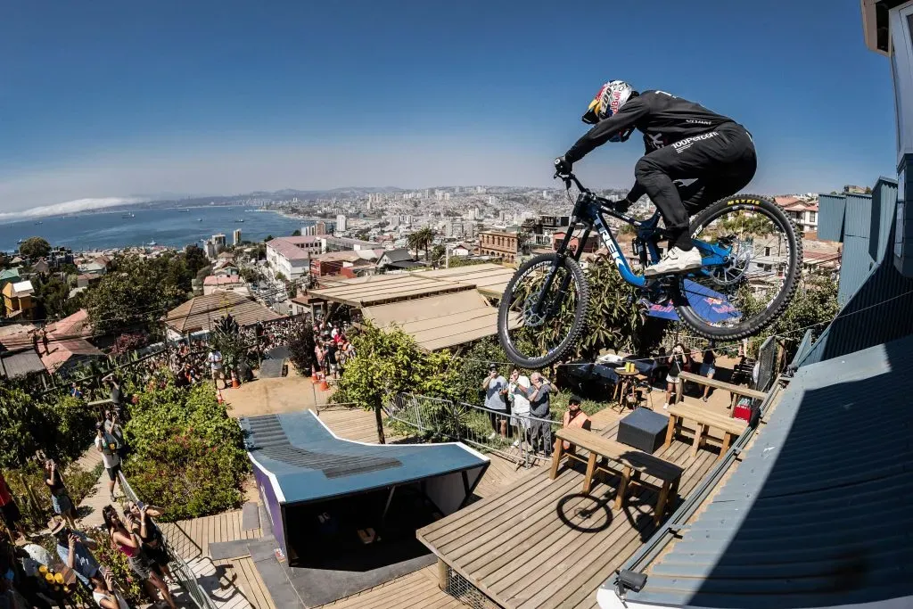 Las calles y cerros de Valparaíso se llenan de adrenalina con una nueva versión de Red Bull Valparaíso Cerro Abajo. Foto: Red Bull Content Pool.