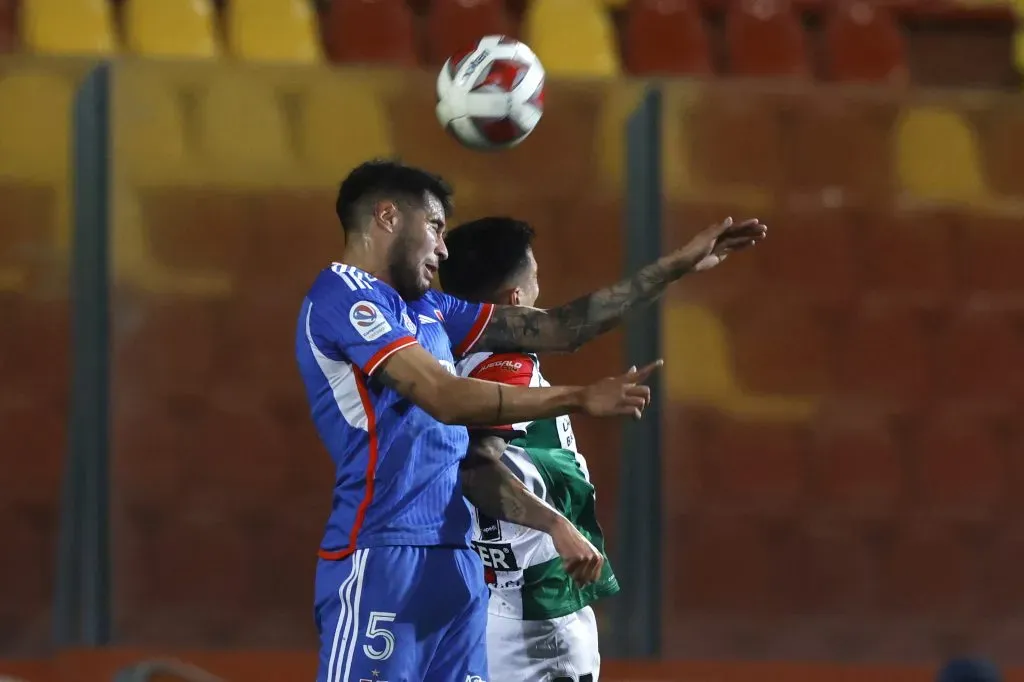 Emmanuel Ojeda lucha una pelota aérea en la U ante Palestino. (Felipe Zanca/Photosport).