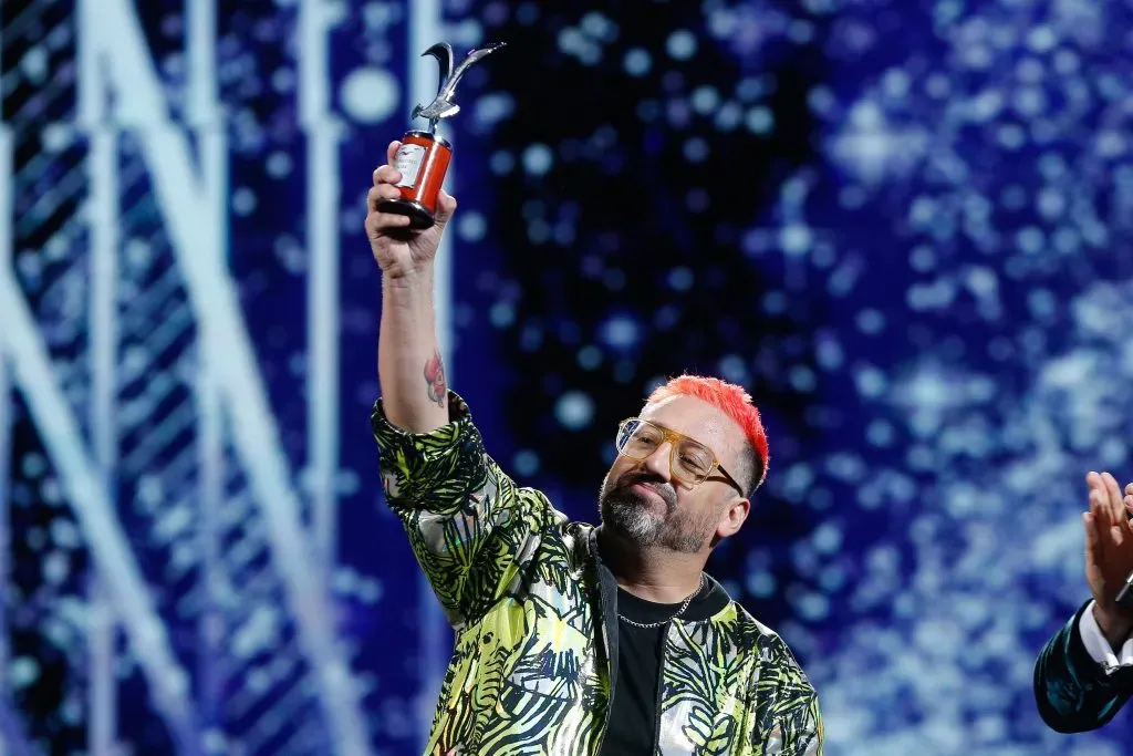 Con un chiste sobre los parques de diversiones en el Litoral es que Alex Ortíz se ganó al público y las gaviotas. Foto: Agencia Uno