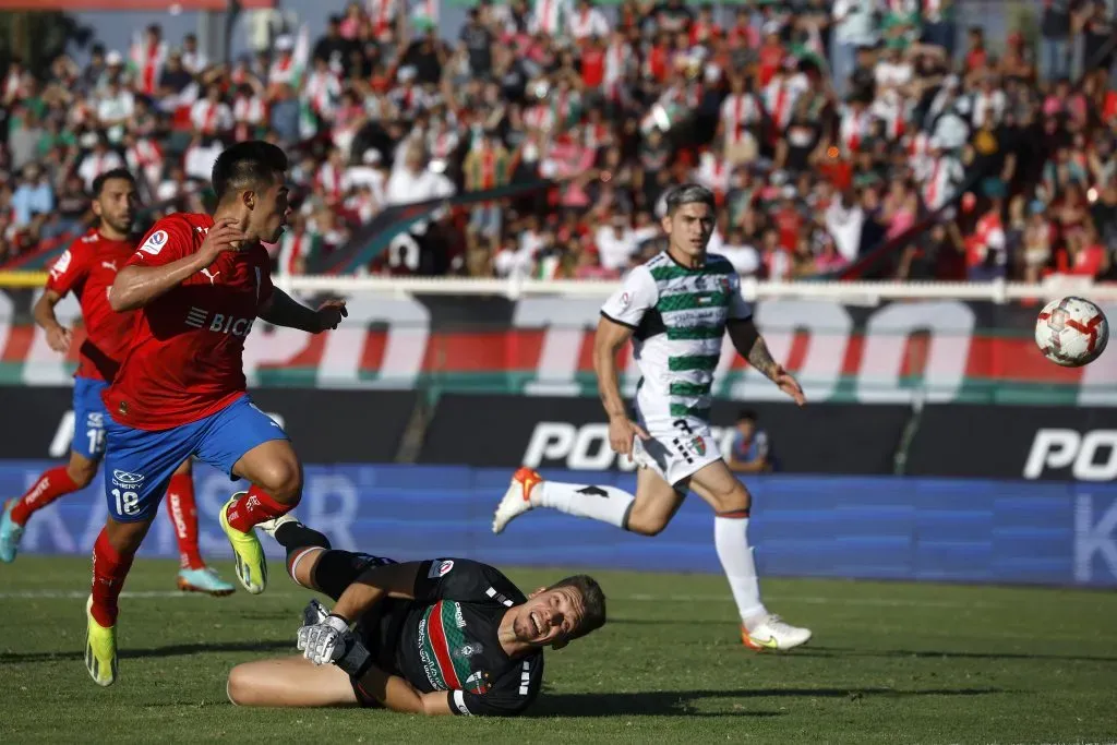 La gran definición de Alexander Aravena para el 1-0 de la UC. (Andrés Piña/Photosport).