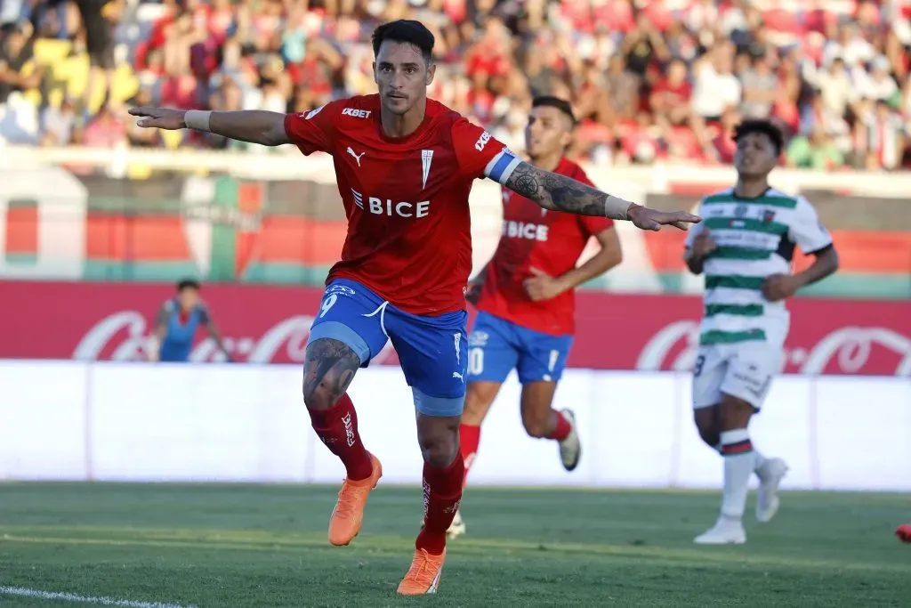 Fernando Zampedri festeja el 2-0 de la UC ante Palestino. (Andres Pina/Photosport).