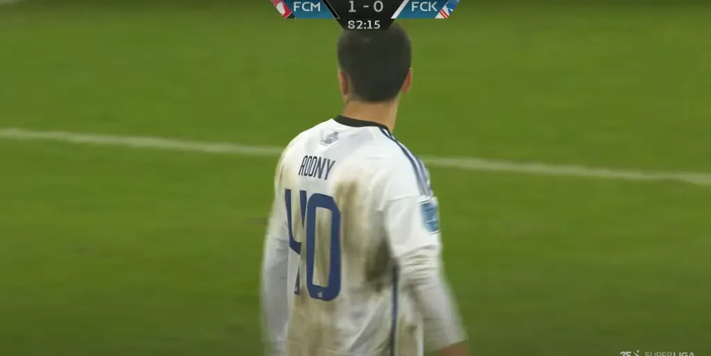 Roony Bardghji en acción por el Copenhague. (Captura).