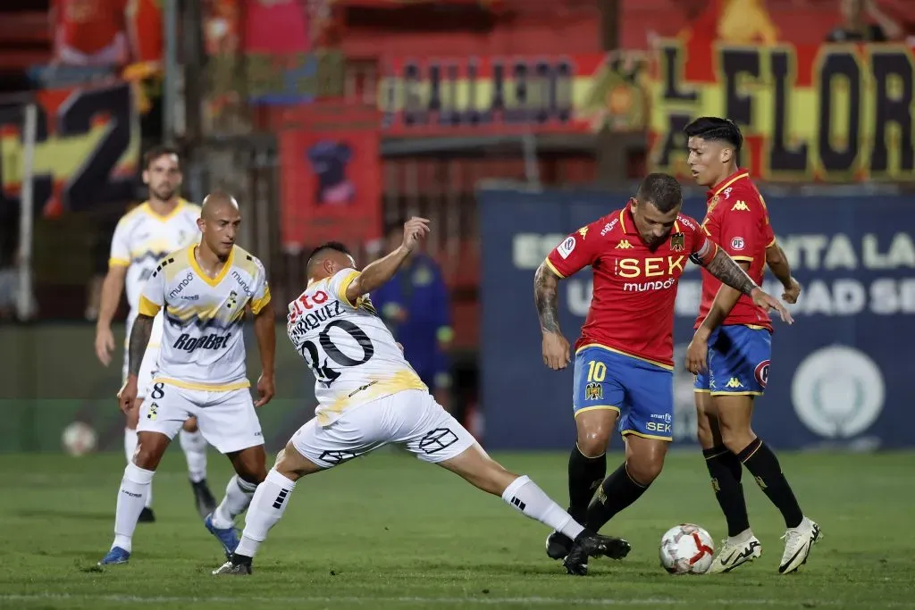 Emiliano Vecchio jugó como titular otra vez en la Unión Española. ¡Y nuevamente anotó! (Pepe Alvújar/Photosport).