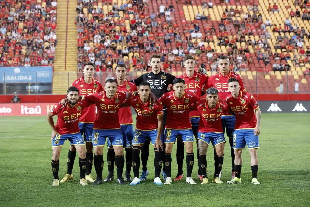 Bastián Roco es el primero de arriba, de derecha a izquierda, en el equipo titular de la Unión Española. (Pepe Alvújar/Photosport).