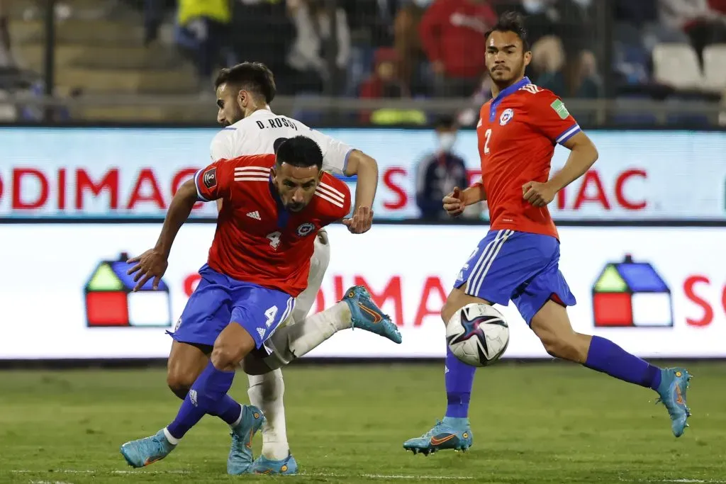 Mauricio Isla ha jugado un total de 136 partidos en la selección chilena. Es actualmente el cuarto jugado con más presencias en el equipo de todos. | Foto: Getty Images.