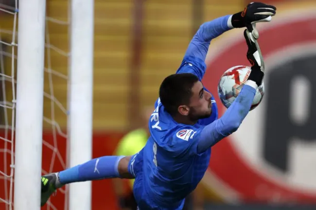 El penal que le tapó Thomas Gillier a Patricio Rubio. (Andrés Piña/Photosport).