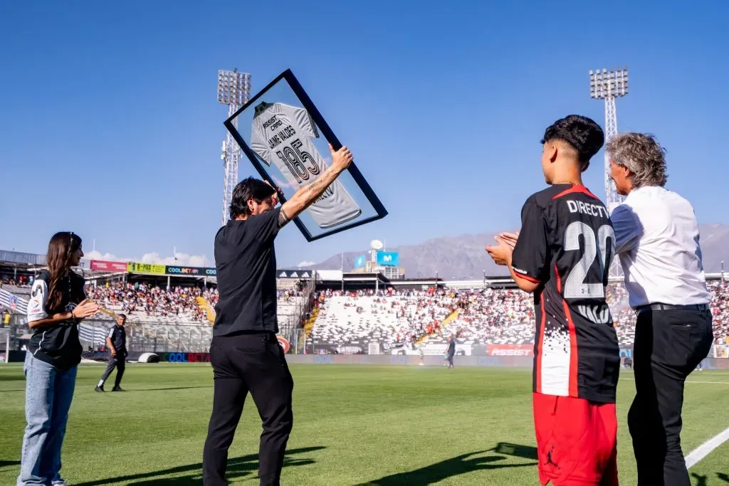 Jaime Valdés muestra el obsequio que recibió de Colo Colo. (Foto: Guille Salazar | RedGol).