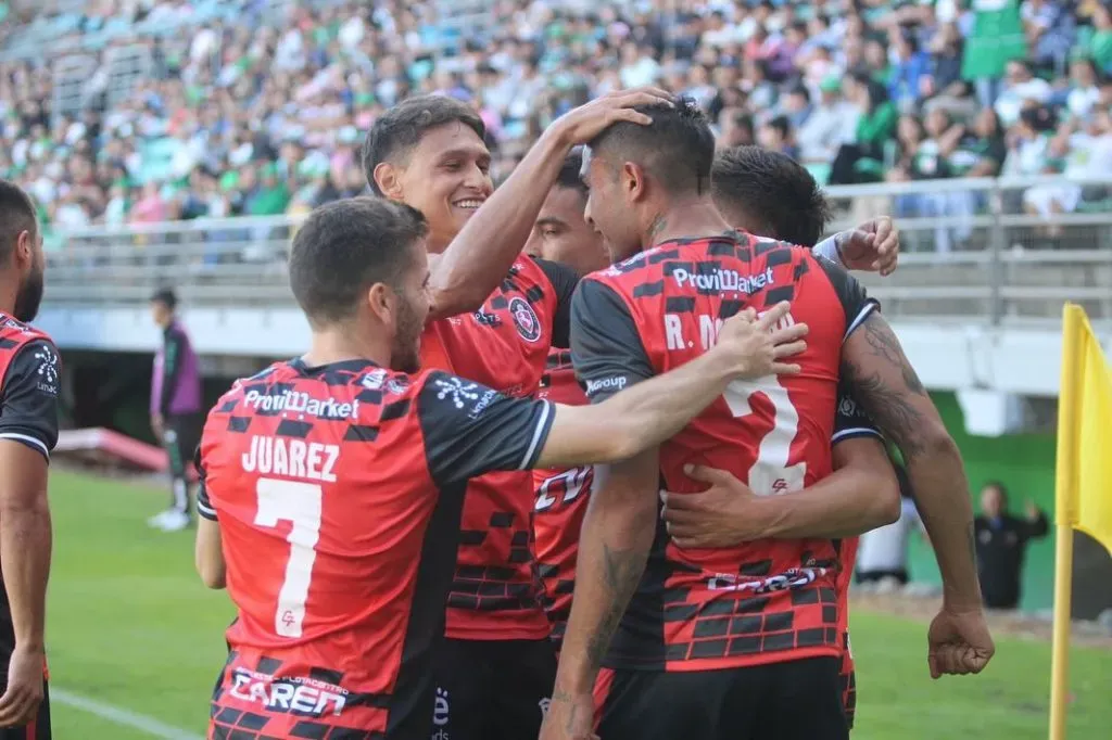 Deportes Limache: Los jugadores del club celebrando el gol frente a Temuco.