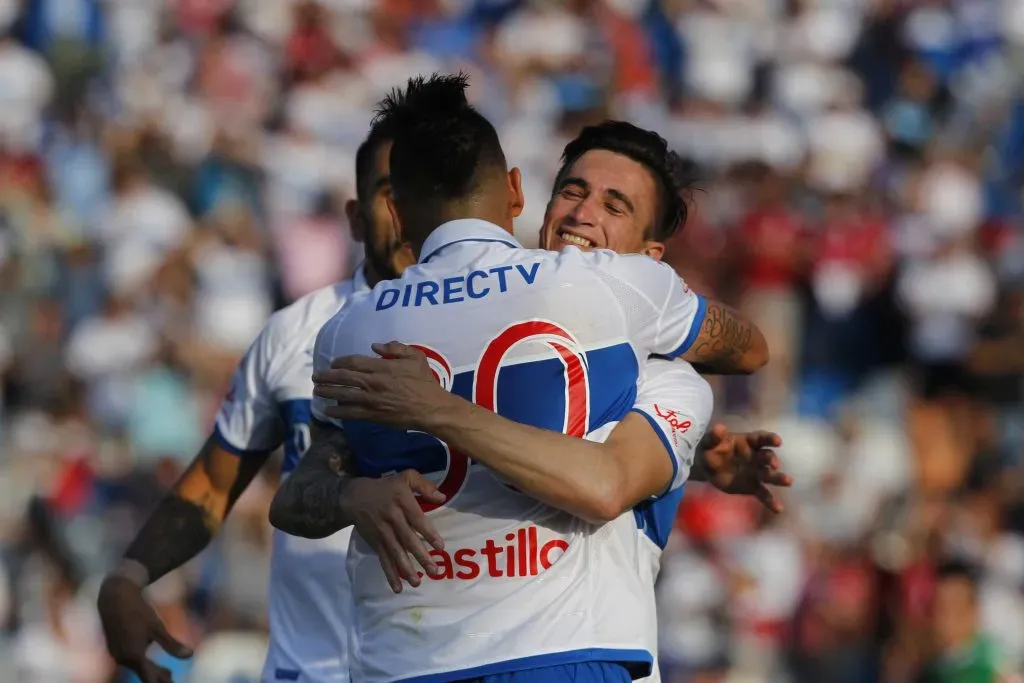 Ricardo Noir y Nicolás Castillo fundidos en un abrazo de gol. (Ramón Monroy/Photosport).