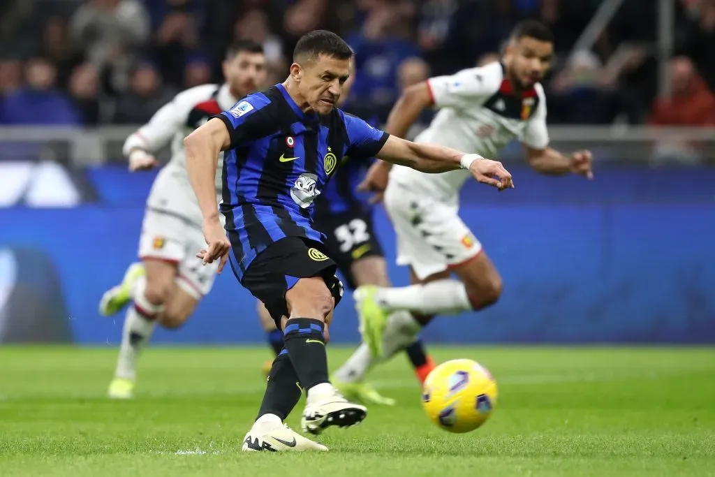 Alexis Sánchez marcó de penal para Inter ante Genoa (Photo by Marco Luzzani/Getty Images)