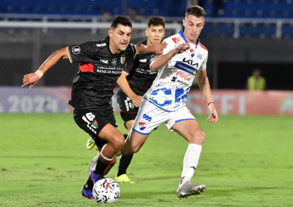 José Bizama salió lesionado del duelo ante Nacional de Paraguay. (Foto: Conmebol Libertadores).