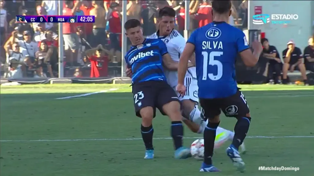 El foul que le valió la amonestación a Alan Saldivia. (Captura Colo Colo | Lado B).