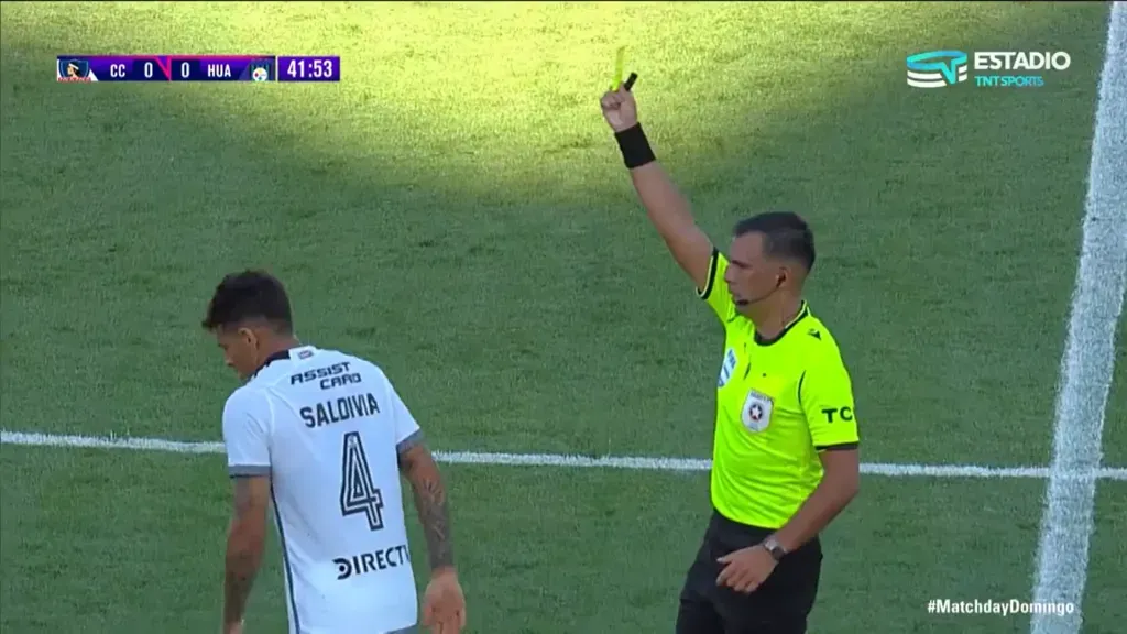 Juan Lara no dudó en amonestar a Saldivia por el foul sobre Cris Martínez. (Captura YouTube Colo Colo | Lado B).