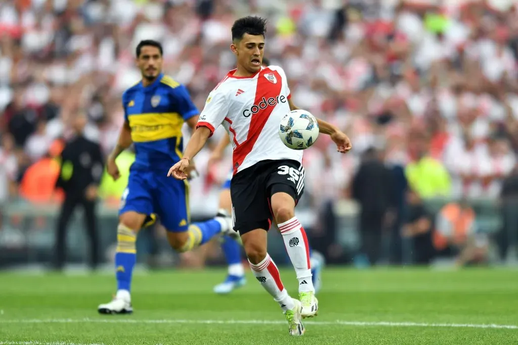 Pablo Solari jugando por River ante Boca Juniors. (Photo by Marcelo Endelli/Getty Images)