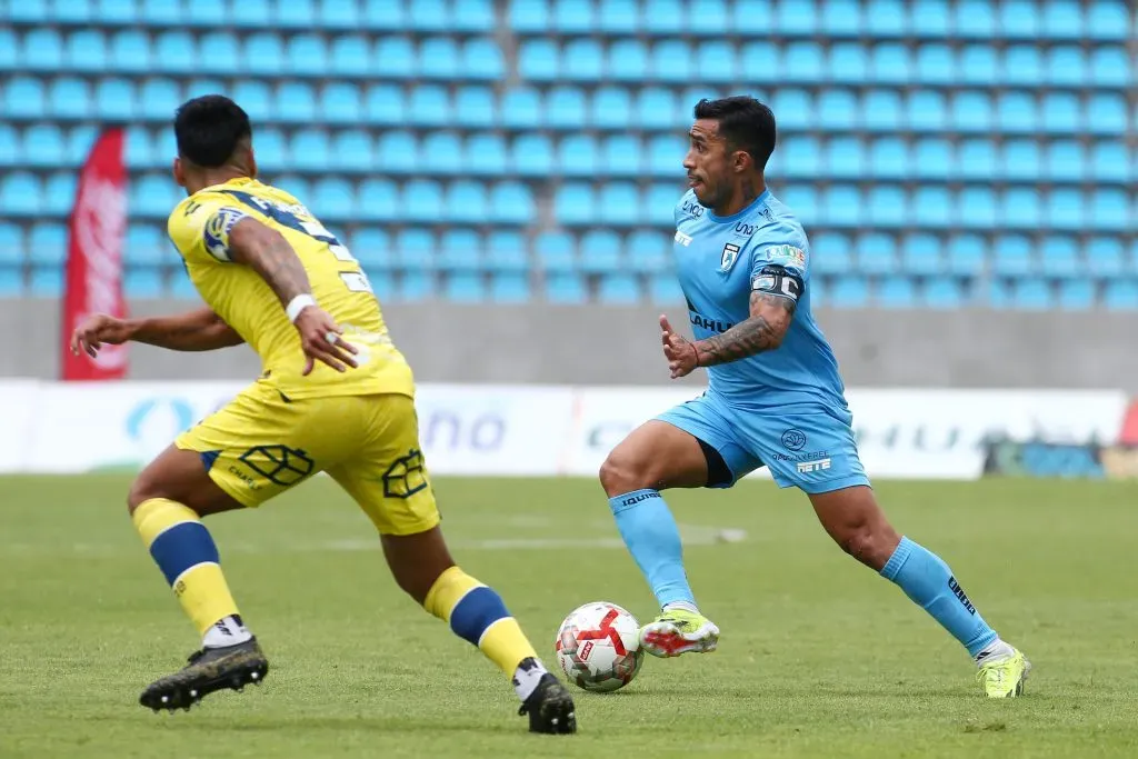 Edson Puch en acción durante el empate contra Everton de Viña del Mar. (Alex Diaz/Photosport).