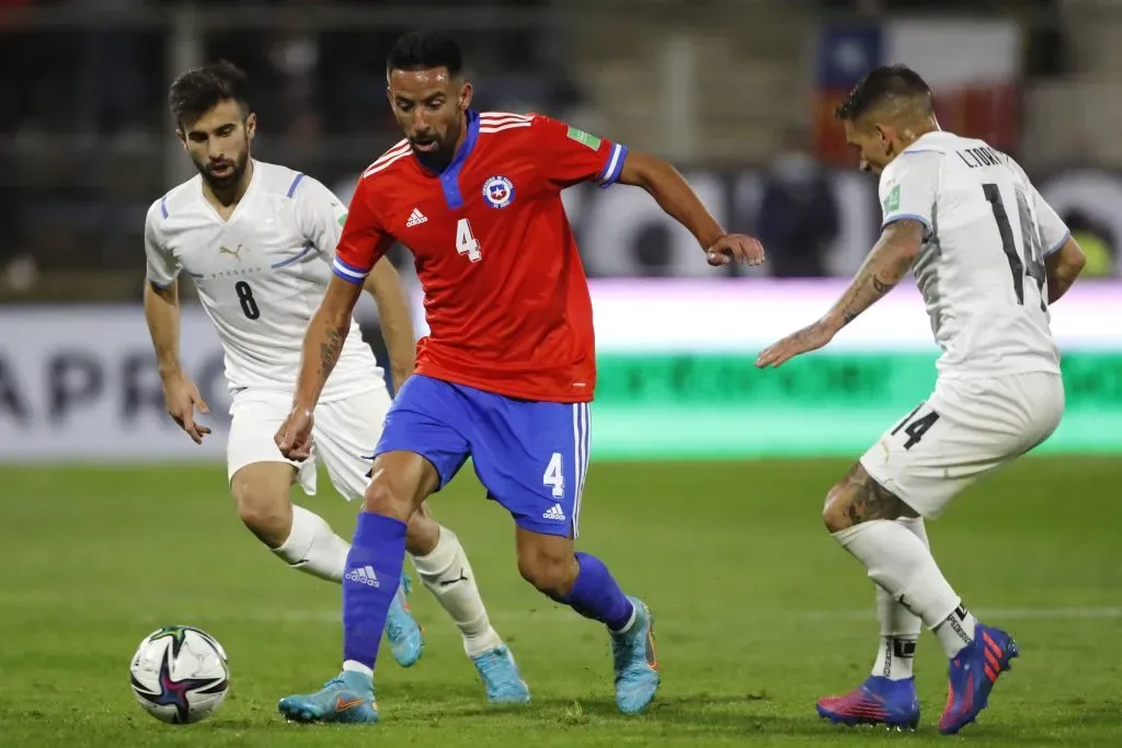 El 29 de marzo de 2022 fue la última vez que Mauricio Isla jugó en la Roja: fue en la derrota ante Uruguay por la útima fecha de las Clasificatorias 2026. (Andres Pina/Photosport).