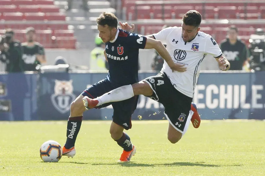 Matías Zaldivia en acción ante Ángelo Henríquez en un 1-1 registrado en el Estadio Nacional en 2019. (Ramon Monroy/Photosport).