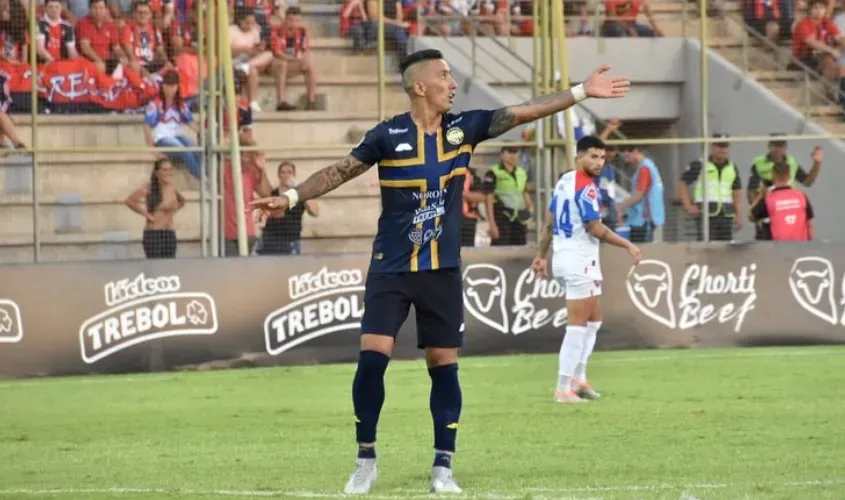 Lucas Barrios jugó por Sportivo Trinidense en la primera mitad del 2023. Foto: Instagram.