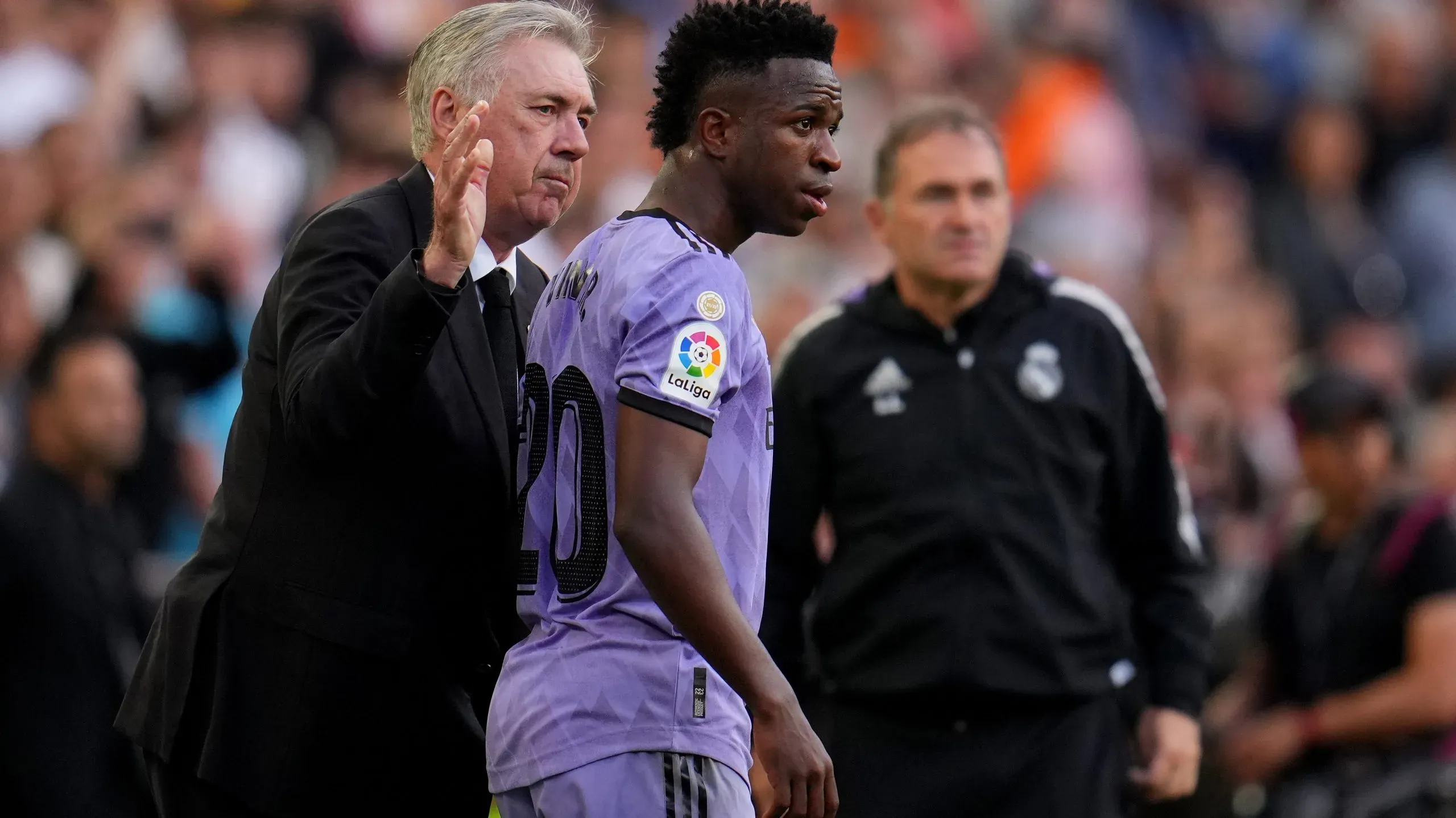 Carlo Ancelotti junto a Vinicius Jr. mientras dirige a Real Madrid (Getty Images)