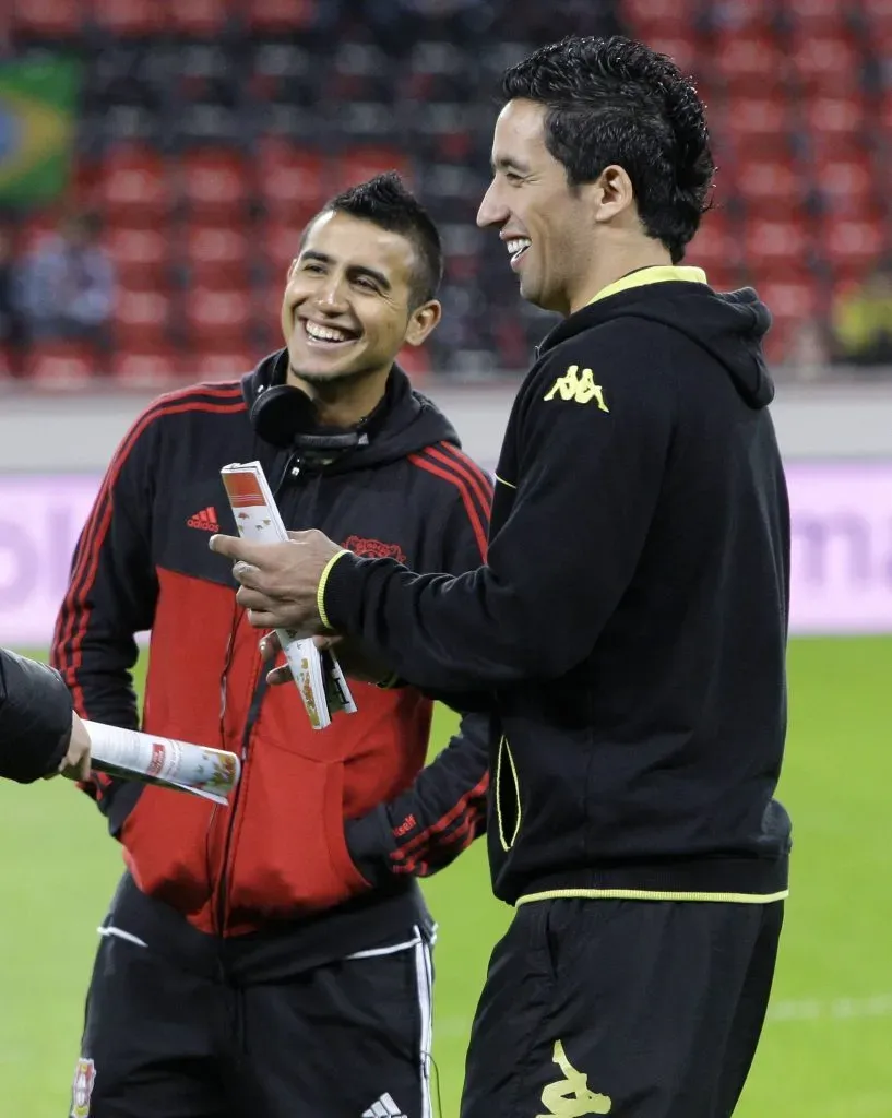 Arturo Vidal y Lucas Barrios fueron rivales cuando ambos jugaban en Alemania, donde el amor por Colo Colo los hizo compartir más de algún momento. Foto: IMAGO.