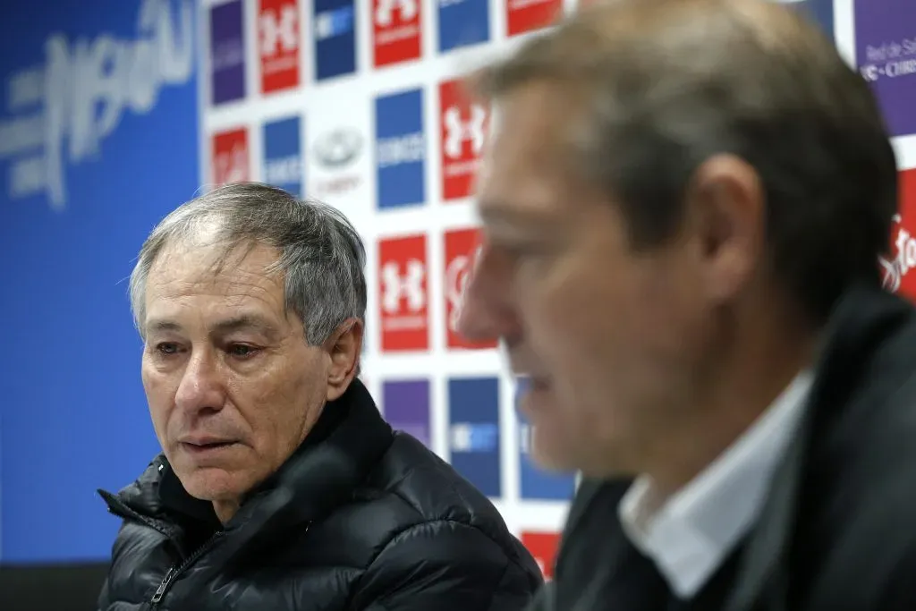 Tati Buljubasich y Ariel Holan en la despedida del DT argentino en la UC. (Javier Salvo/Photosport).