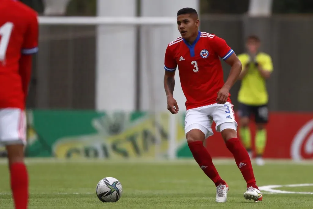 Bastián Roco en acción por la Roja Sub 20. (Andrés Piña/Photosport).