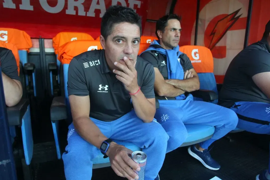 Rodrigo Valenzuela otra vez tendrá que asumir de manera interina como DT de la UC. | Foto: Photosport.