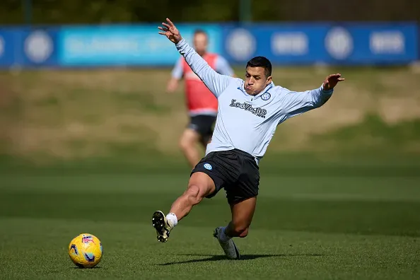 ¡Vamos Alexis! El chileno tiene un entrenamiento más, en pelea por la titularidad.