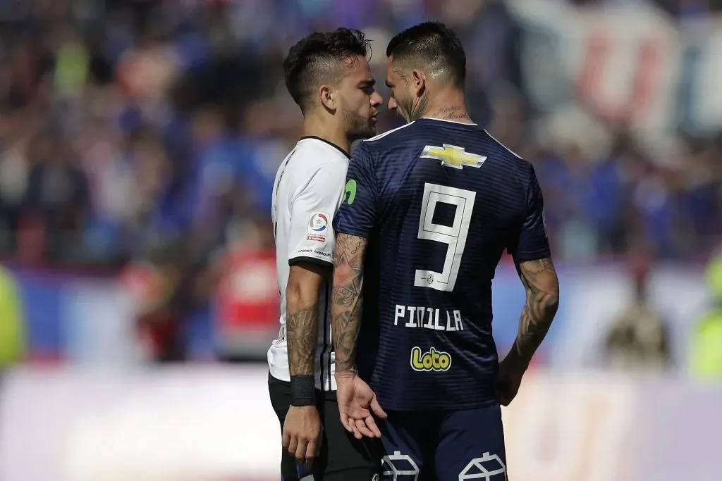 Matías Zaldivia encarándose con Mauricio Pinilla en el Superclásico del 2018 | Photosport