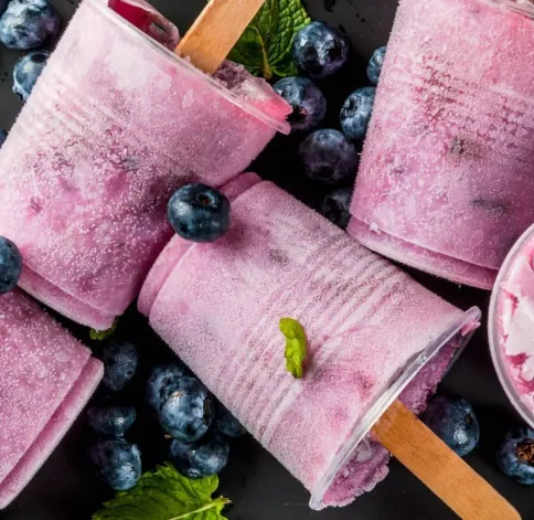 Helados caseros con moldes de vasos de plástico