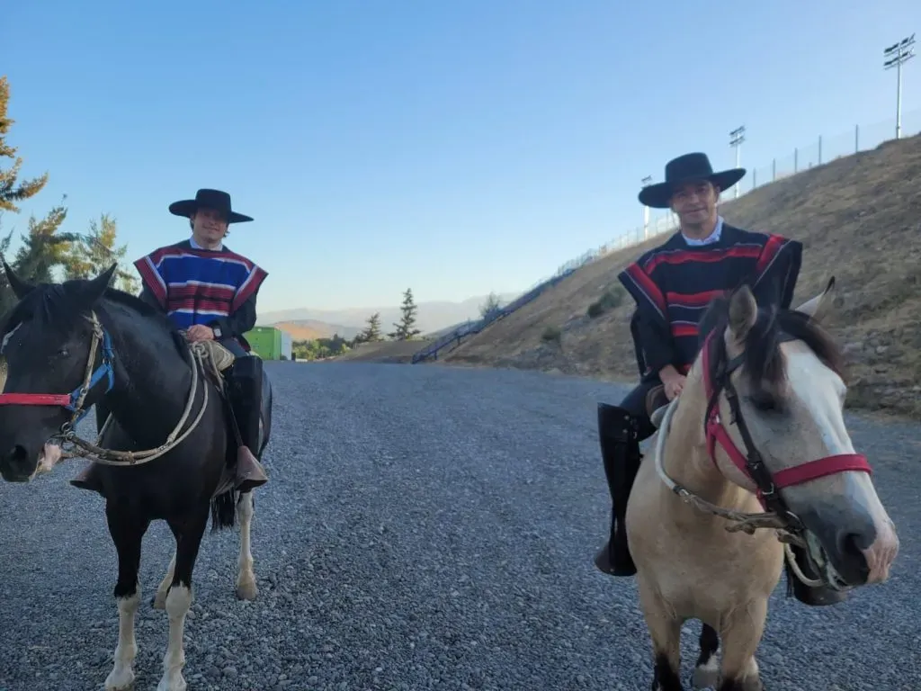 No hubo extras: los Álvarez demuestran el manejo arriba de los caballos.