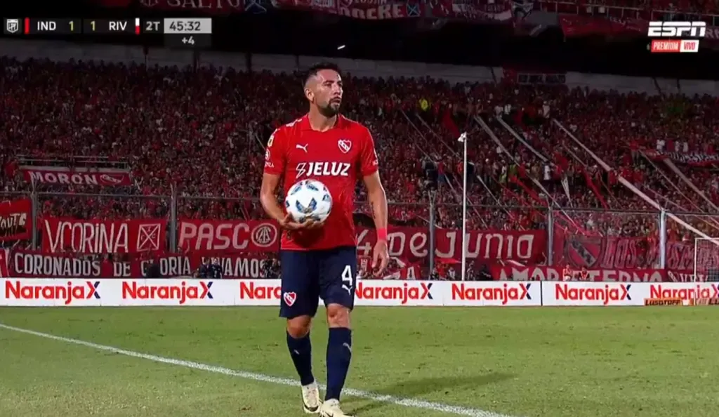 Mauricio Isla jugó otro buen partido en Independiente. (Captura Star Plus).