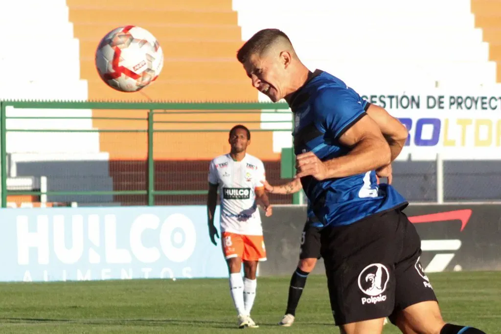Cris Martínez en acción ante Cobresal. (Oscar Tello/Photosport).