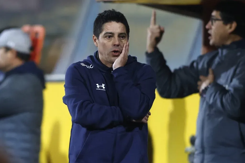 Rodrigo Valenzuela hace su estreno como DT de la UC. Felipe Zanca/Photosport