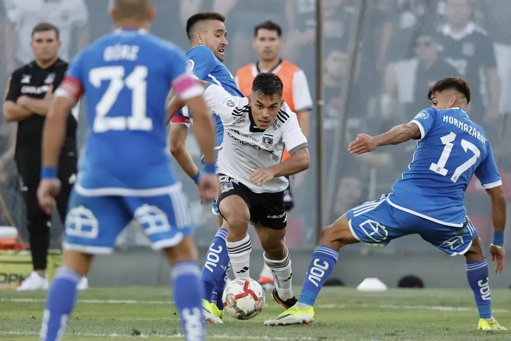 Fabián Hormazábal en acción ante Colo Colo: la U venció por 1-0 al Cacique en Pedrero. (Pepe Alvujar/Photosport).