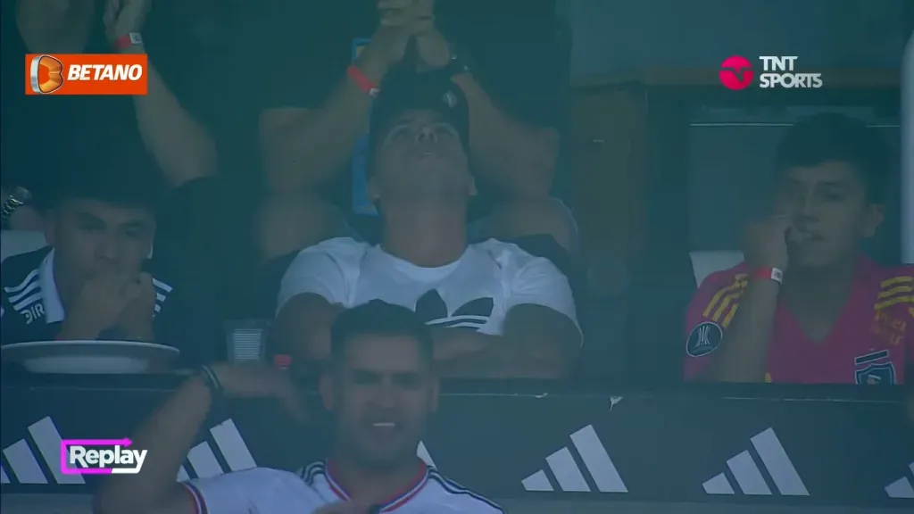 Esteban Paredes viendo en una de las pantallas el gol de la U ante Colo Colo. | Foto: Captura.