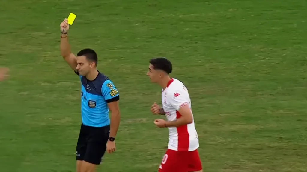 La amonestación a Rodrigo Echeverría. (Captura Star Plus).