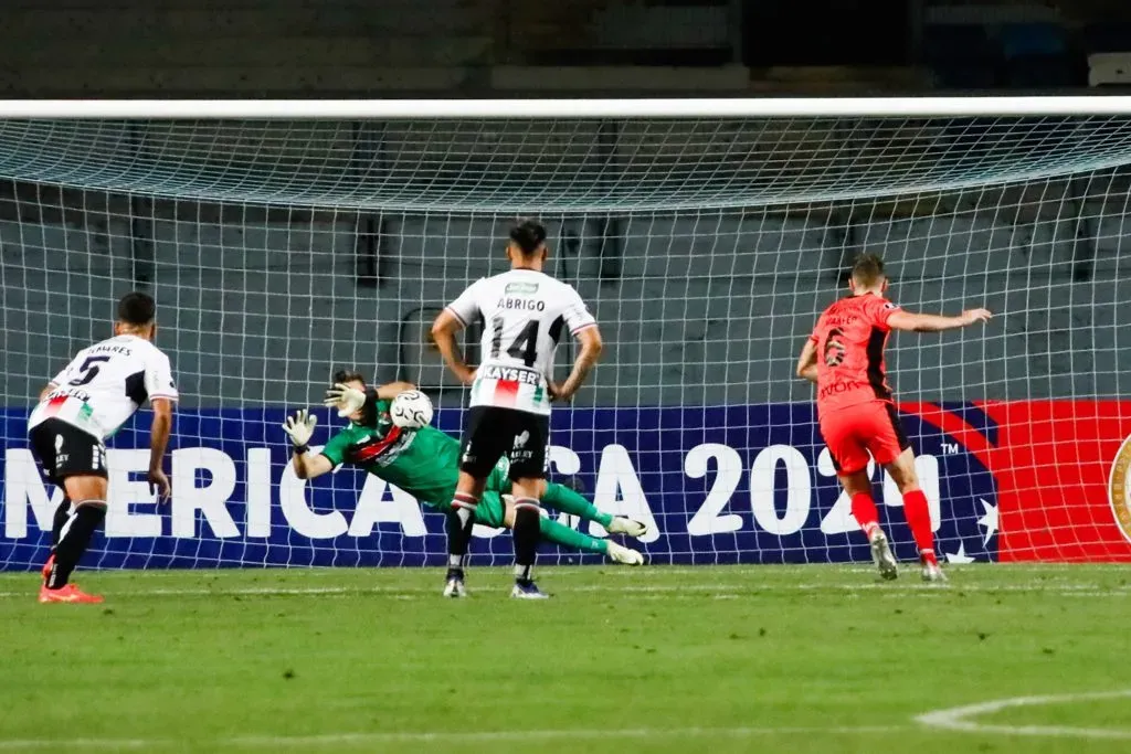 Cesar Rigamonti atajó un penal en el inicio del partido y en la tanda de penales. Foto: Photosport.