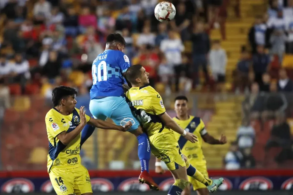 Nicolás Castillo jugó casi 15 minutos ante Everton y mostró mucha vergüenza deportiva. (Jonnathan Oyarzun/Photosport).