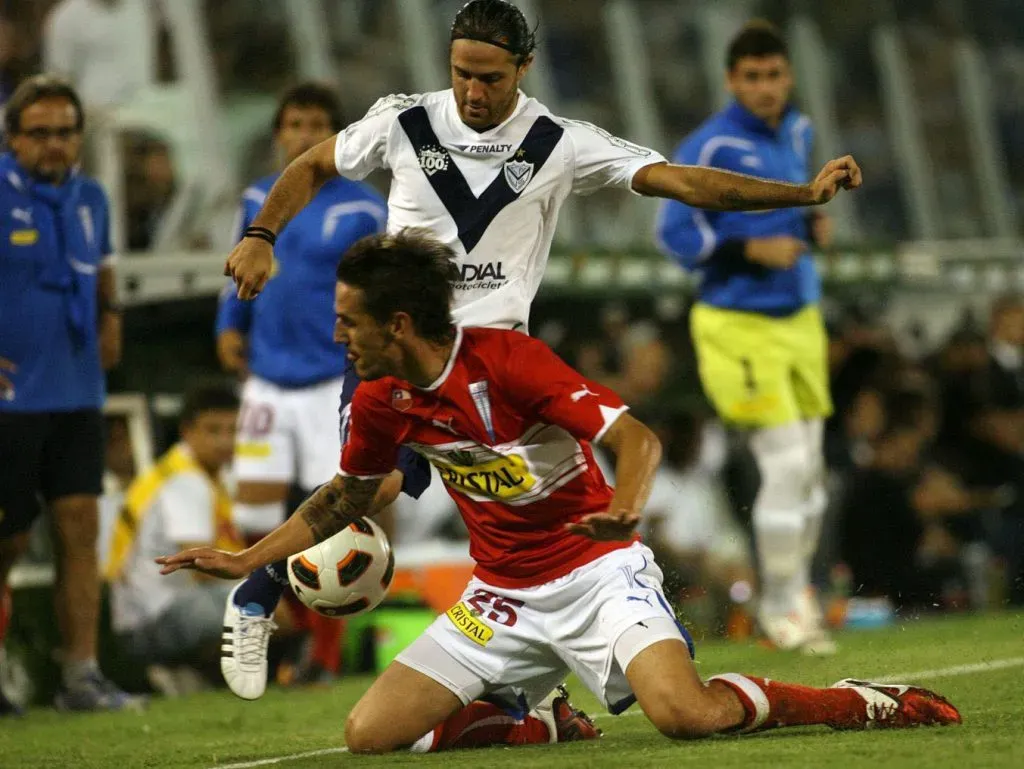 El Burrito Martínez lucha ante Tomás Costa: Vélez jugó ante la UC en la Copa Libertadores 2011. Los Cruzados lograron una remontada espectacular y ganaron 4-3 en Argentina. (PHOTOGAMMA/PHOTOSPORT).