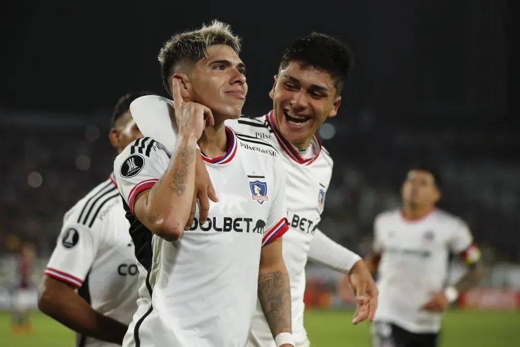 Carlos Palacios celebra su gol de penal ante Monagas con un sonriente Damián Pizarro. (Felipe Zanca/Photosport).