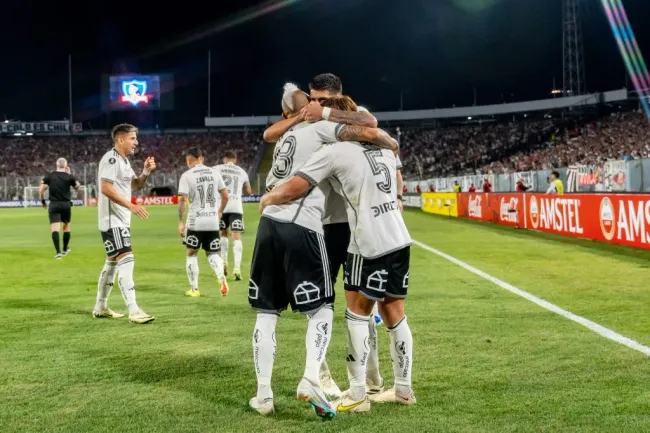 Arturo Vidal y Esteban Pavez felicitan a Gil por la apertura de la cuenta de Colo Colo. (Foto: Guille Salazar | RedGol).
