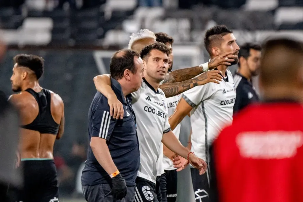 César Fuentes camina con la ayuda de Cristóbal Sáez, traumatólogo del cuerpo médico de Colo Colo. (Foto: Guille Salazar | RedGol).