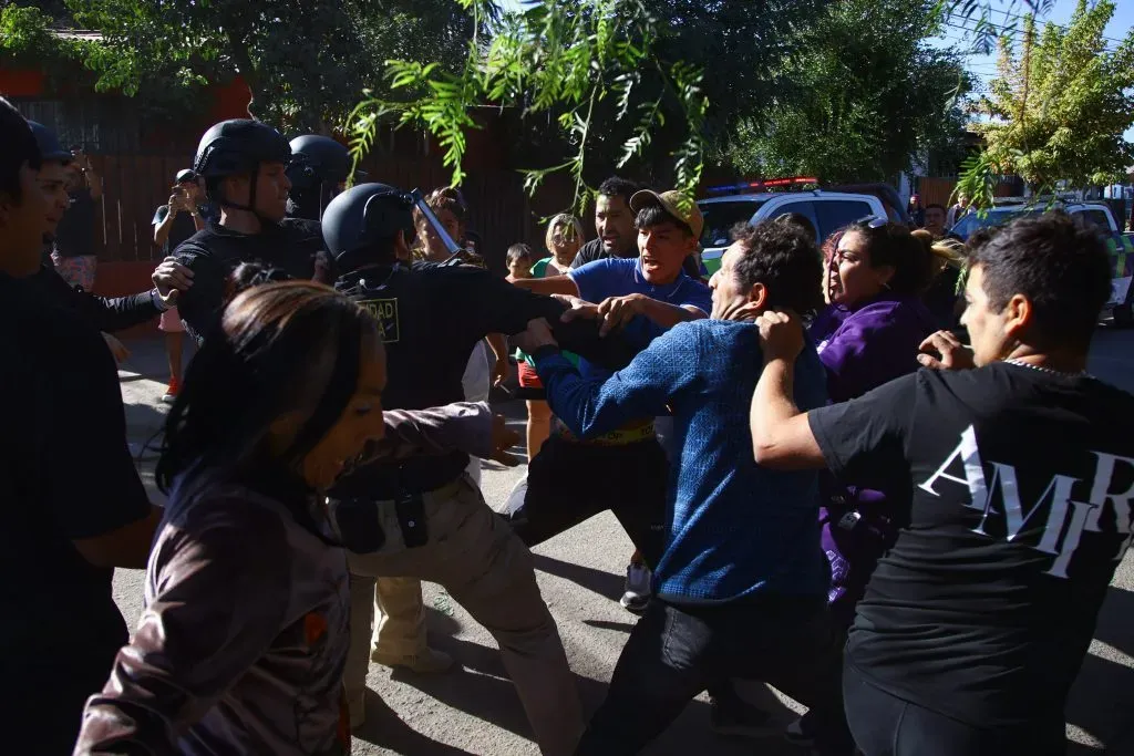 El alcalde de La Florida, Rodolfo Carter, encabeza operativo de control de seguridad, fiscalización y notificaciones en la “Toma Dignidad”.